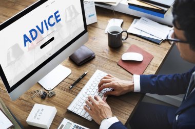 bilgisayarla çalışma iş adamı