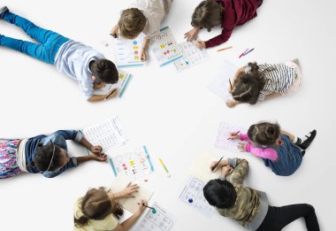 yerde yatarken çocuk