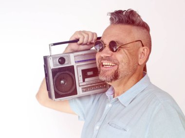 Şık adam tutarak radyo seren