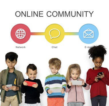 küçük çocuklar dijital cihazlar kullanarak