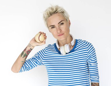 Beyzbol topu tutan kadın