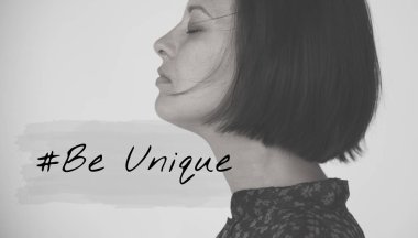 stüdyoda düşünceli kadın