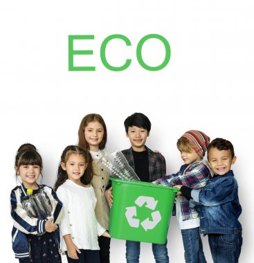 geri dönüşüm kutusu ile çocuk