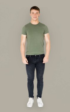  Gündelik giysiler içindeki genç adam.