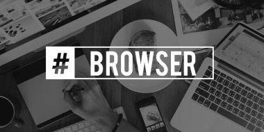 Dizüstü bilgisayar ve diğer öğeleri içeren tablo