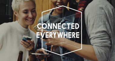 Bayan arkadaş telefonları kullanarak