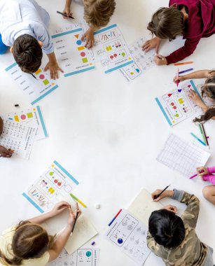 Çocuk kağıtları üzerinde yazma