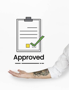 kontrol listesi gösteren erkek ele 