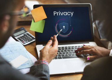 dizüstü bilgisayar ekranına bakarak kadın ve erkek