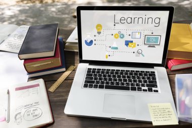 Çalışma alanı ile defter ve kitaplar 