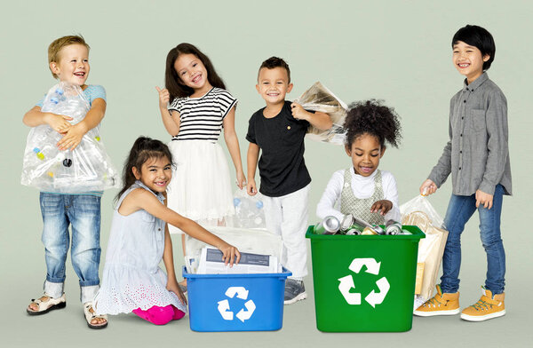 дети с отходами для переработки
