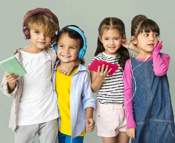 Bambini multirazziali ascoltare musica — Foto Stock