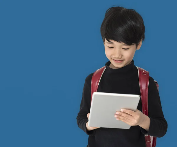 Azjatycki chłopiec z cyfrowego tabletu — Zdjęcie stockowe
