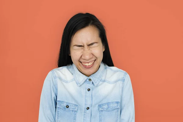 Donna asiatica con gli occhi chiusi — Foto Stock
