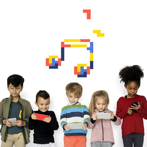Kleine Kinder nutzen digitale Geräte — Stockfoto