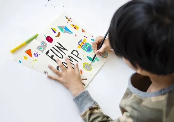 Pojken gör hem uppgift — Stockfoto