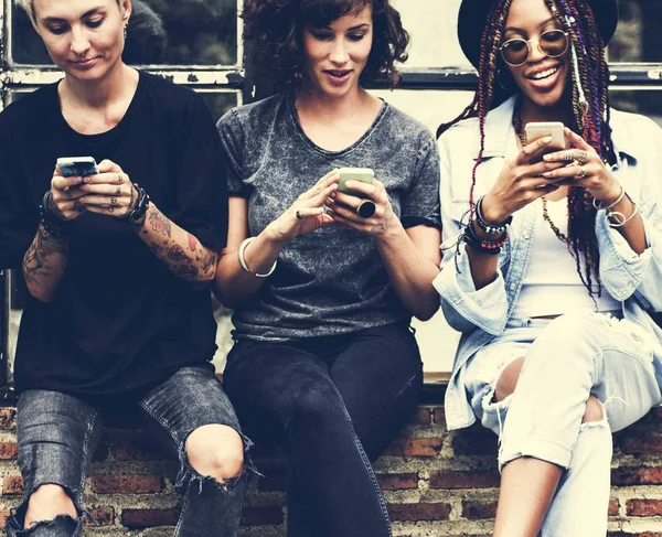 Las mujeres usan teléfonos móviles — Foto de Stock