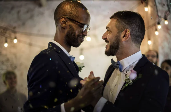 Frisch vermähltes schwules Paar tanzt — Stockfoto