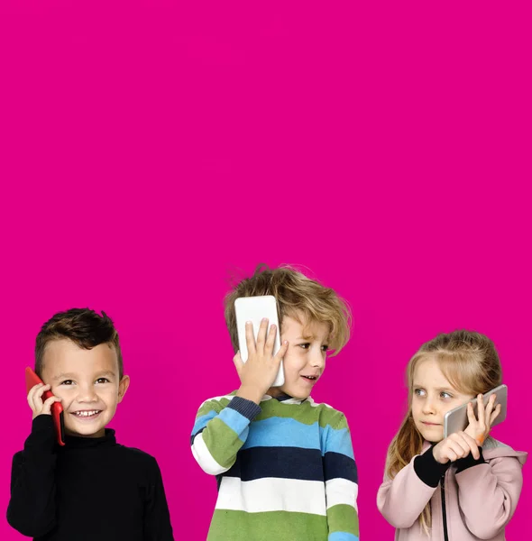 Kids talking at mobile phones — Stock Photo, Image