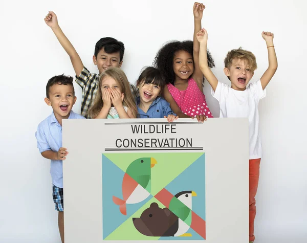 Mijn lieve kinderen houden plakkaat — Stockfoto