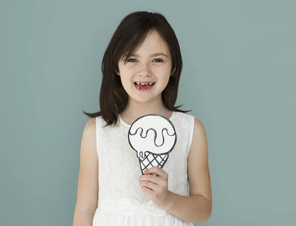 Chica sonriente con helado de papel — Foto de Stock