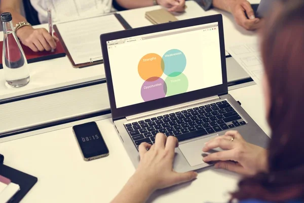 Person som använder laptop i office — Stockfoto