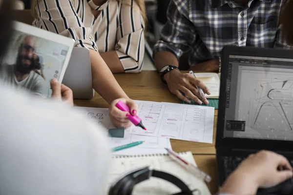 Pessoas criativas brainstorming no escritório — Fotografia de Stock