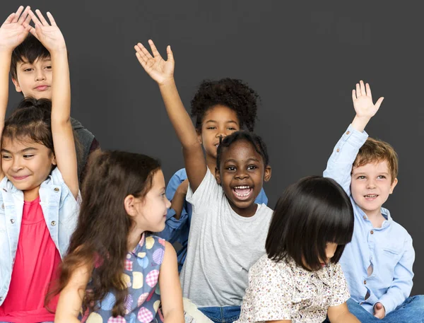 Iskolás gyerekek, emelni kezét — Stock Fotó