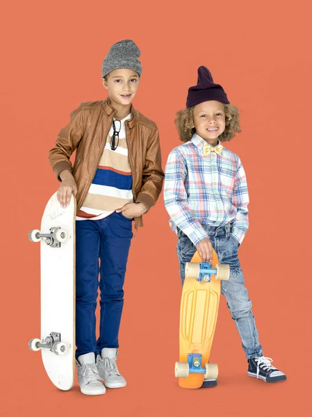 Молоді хлопці скейтбордистів — стокове фото