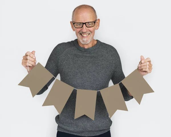 Hombre sosteniendo guirnalda de papel —  Fotos de Stock