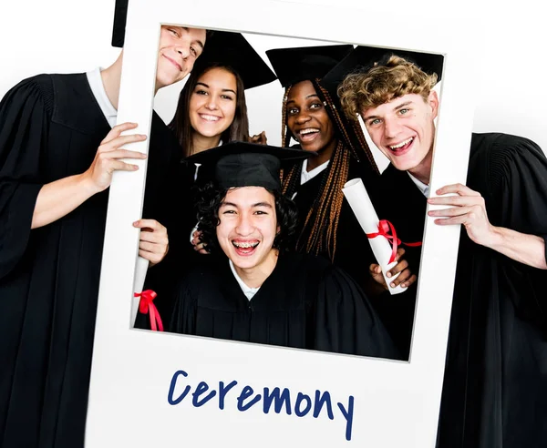 Studenten vieren de graduatie ceremonie — Stockfoto