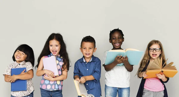 Niños leyendo libros — Foto de Stock