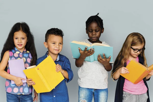 Kinder lesen Bücher — Stockfoto