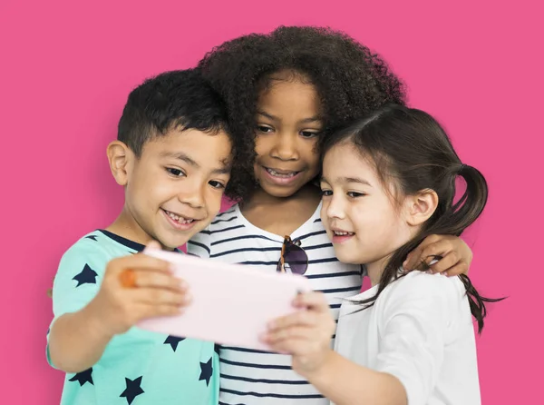 Niños posando para selfie — Foto de Stock