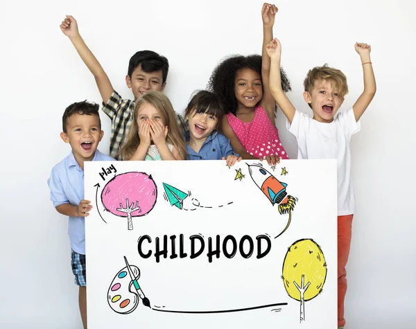 Kleine Kinder mit Plakat — Stockfoto