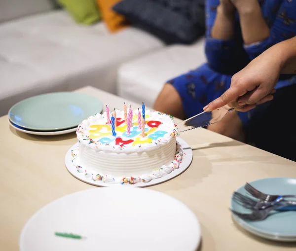 Torta de cumpleaños corte a mano femenina —  Fotos de Stock