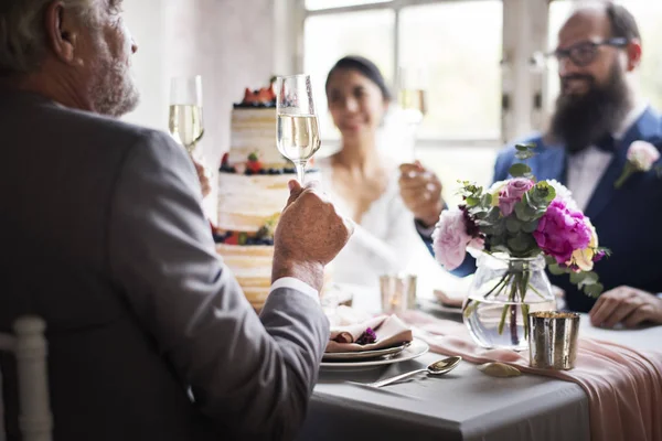 結婚式のテーブルでの夫婦 — ストック写真