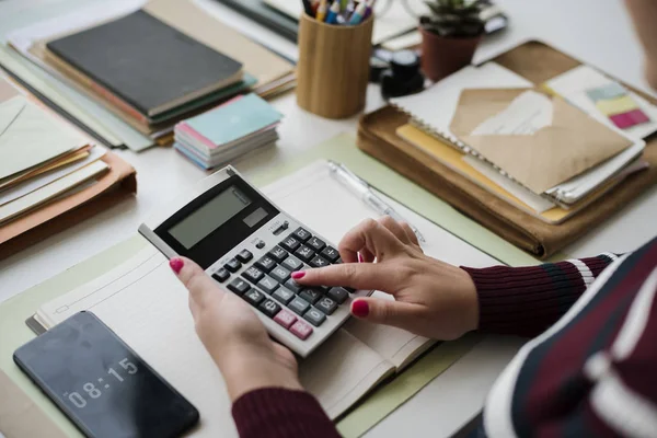Mulher contando com calculadora — Fotografia de Stock