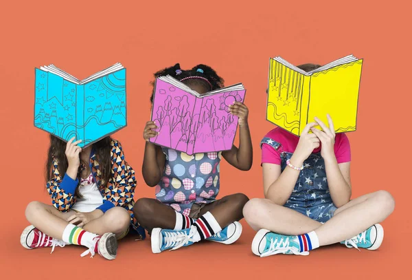 Flickor läser böcker ihop dem. — Stockfoto