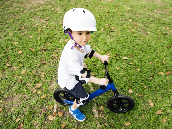 Garçon vélo dans le parc — Photo