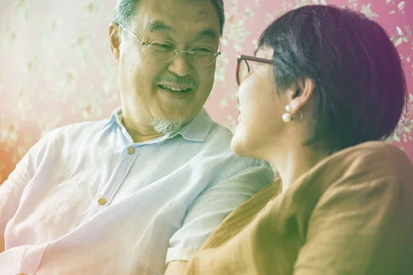 Senior asiático pareja en amor — Foto de Stock