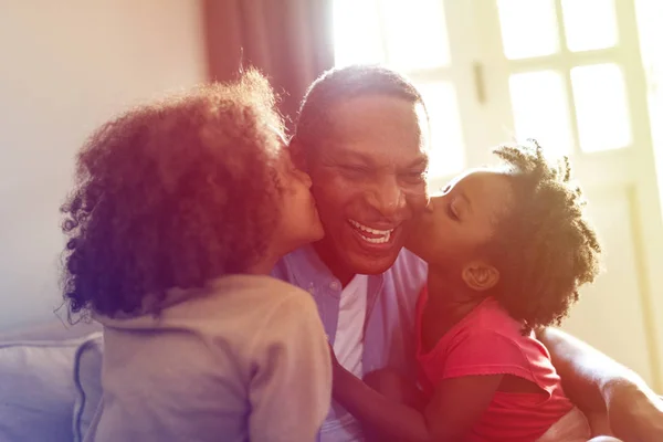 Döttrar kyssar far — Stockfoto