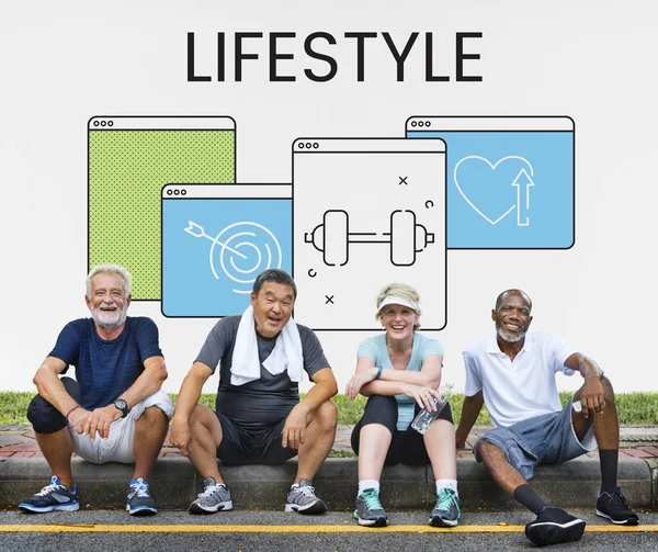 Anziani in abbigliamento sportivo seduti sul marciapiede — Foto Stock