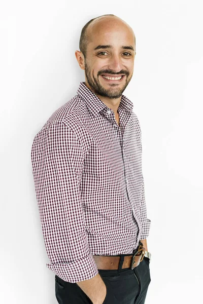 Sorrindo homem com as mãos nos bolsos — Fotografia de Stock