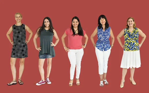 Fröhliche Frauen stehen in einer Reihe — Stockfoto