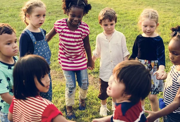 Kinder spielen gemeinsam auf dem Feld — Stockfoto