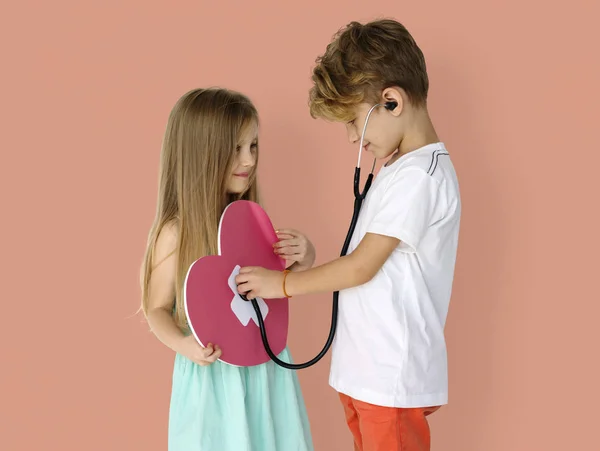 Gyerekek hallgatta a sztetoszkóp szív — Stock Fotó