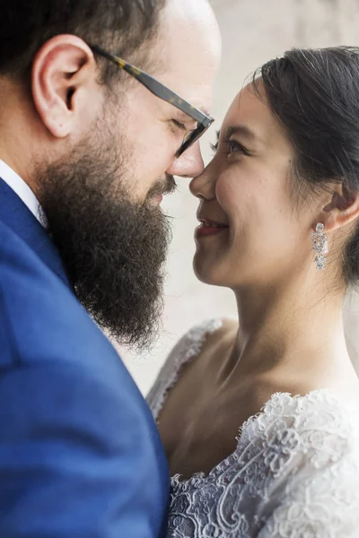 Schönes frisch vermähltes Paar — Stockfoto