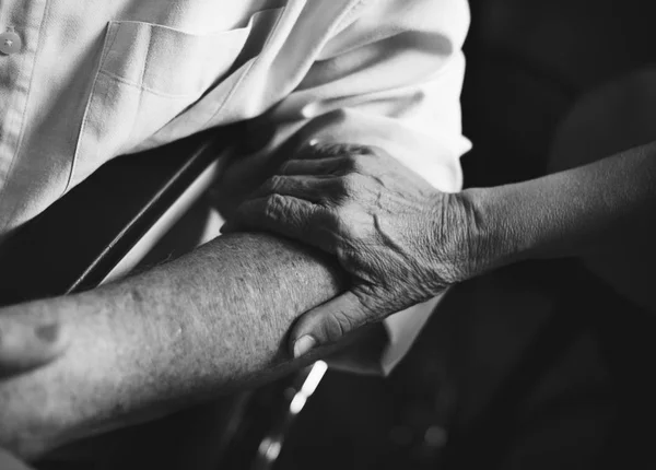 Vrouw ondersteunende handicap man — Stockfoto