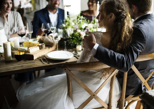 Люди празднуют свадьбу за столом — стоковое фото
